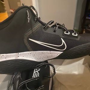 kyrie flytrap Iv